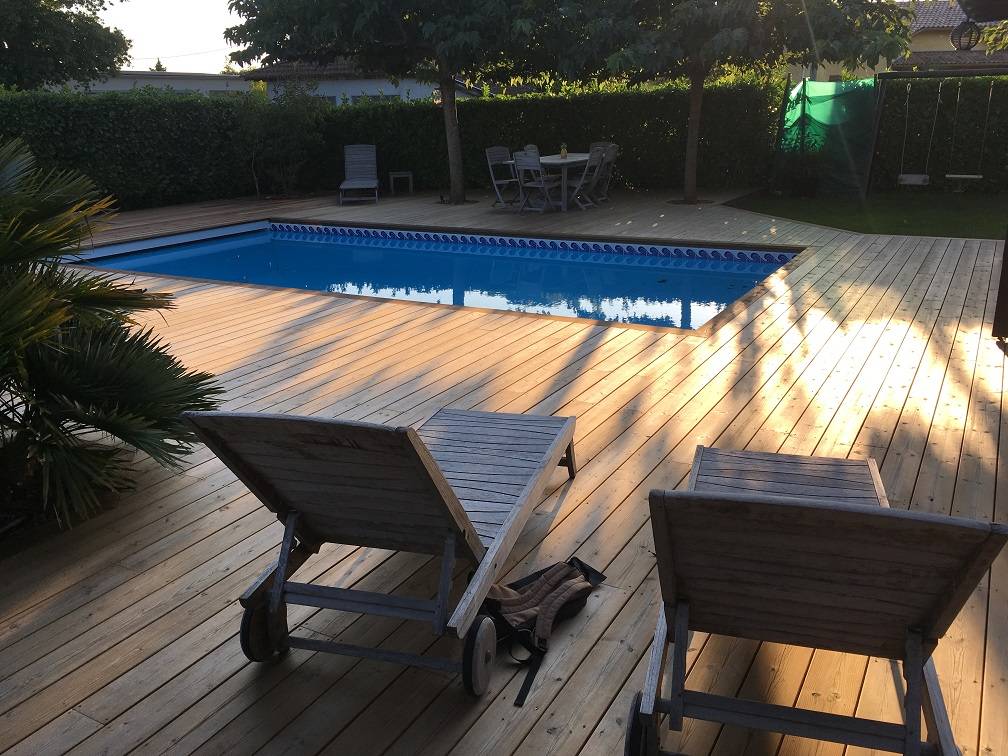 Comment construire une terrasse en bois sur-mesure autour d'une piscine  hors sol à Parentis-en-Born ? - Artisans charpentiers pour construction bois  à Biscarrosse - Constructions Bois du Nord des Landes