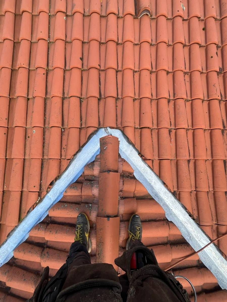 Comment faire pour réaliser un habillage de noues en zinc sur une toiture située à Sainte-Eulalie-en-Born