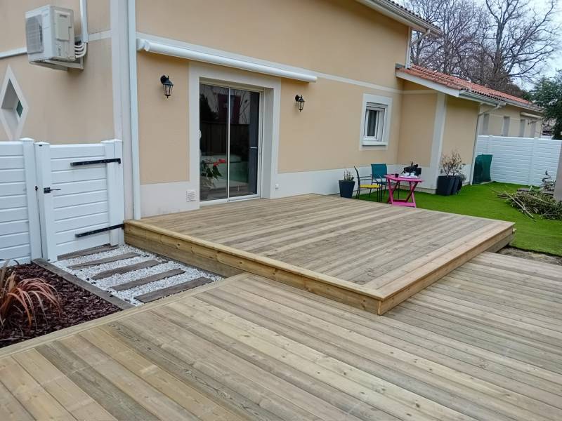 Réalisation de terrasse en bois avec clôture sur un terrain situé à Biscarrosse