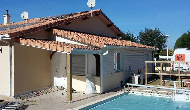 Réalisation d'un appentis en bois de qualité sur terrasse à Sanguinet
