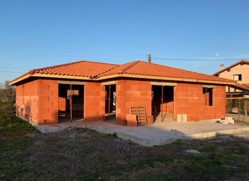 Pose d'une charpente industrielle sur mesure pour une maison neuve à Biscarrosse