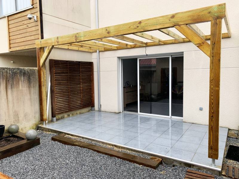 Création d'une pergola en bois pour maison neuve à Biscarrosse