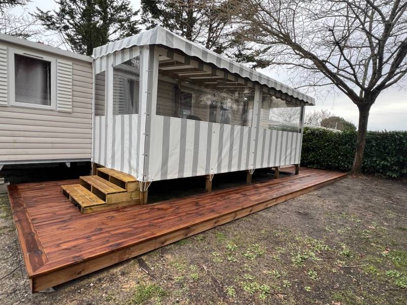 Où pouvons-nous réaliser une coursive en bois pour une terrasse de mobil-home situé dans un camping à Gastes