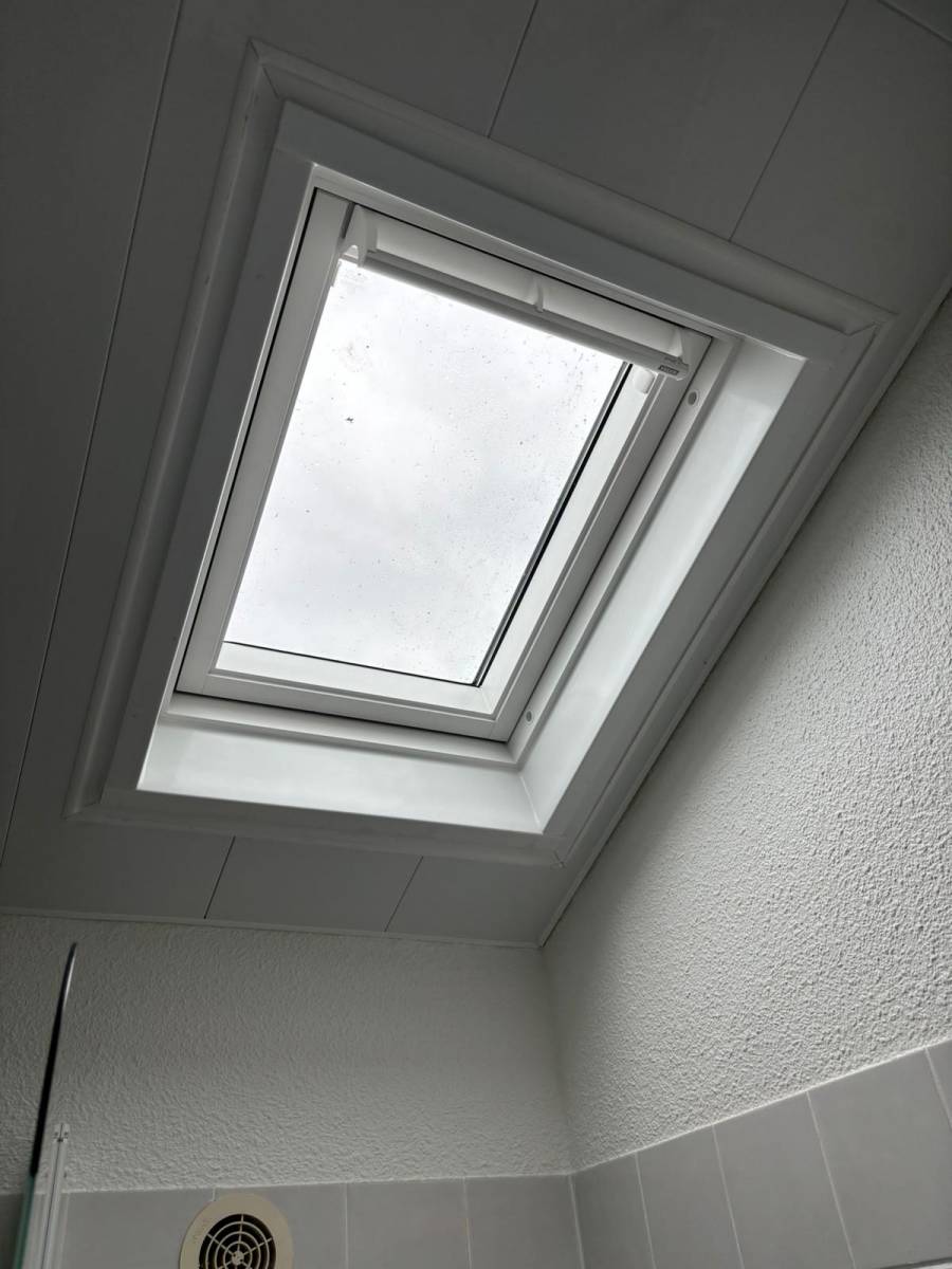 Où peut-on installer une fenêtre de toit dans une salle de bain à Biscarrosse